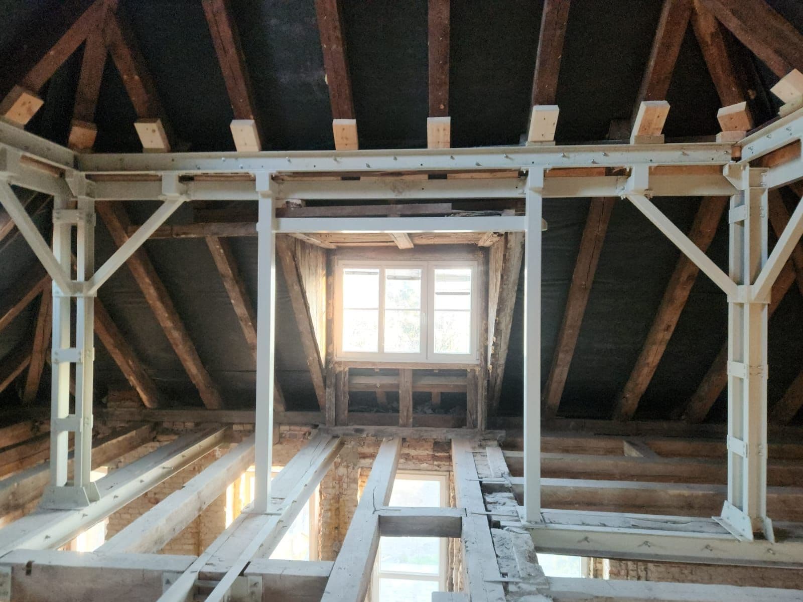 Konstrukcja stalowa wzmacniająca więźbę dachową 4